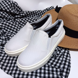 Mocasin blanco cosidos